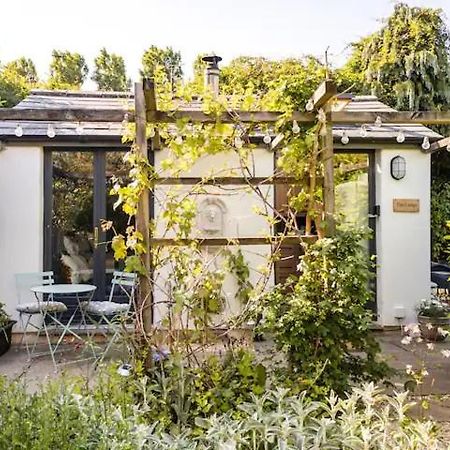 The Lodge - A Tranquil Escape Atworth Eksteriør bilde