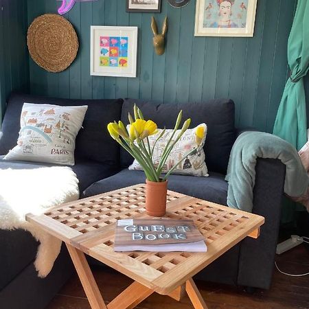 The Lodge - A Tranquil Escape Atworth Eksteriør bilde