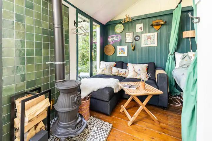 The Lodge - A Tranquil Escape Atworth Eksteriør bilde