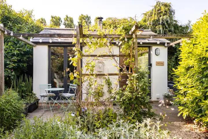 The Lodge - A Tranquil Escape Atworth Eksteriør bilde